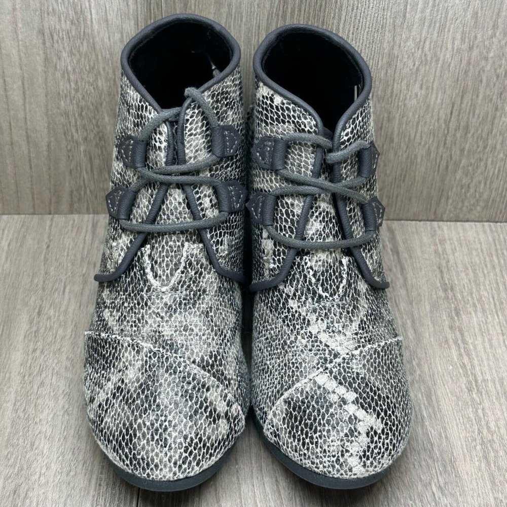 Toms Booties Womens Size 6.5 Kala Wedge Ankle Mid Heel Lace Up Snakeskin Gray